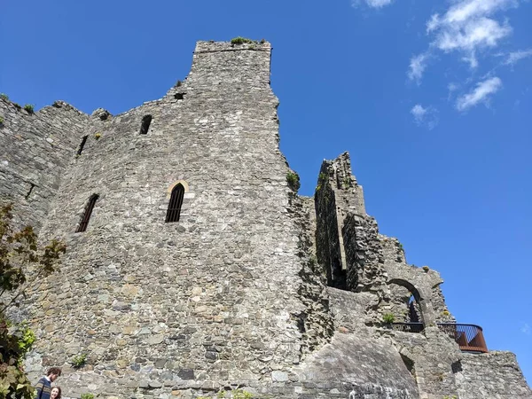 ortaçağ kalesi kalıntıları ediyor