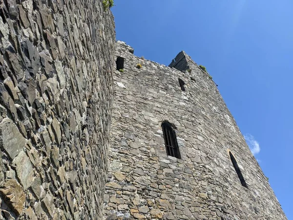 ortaçağ kalesi kalıntıları ediyor