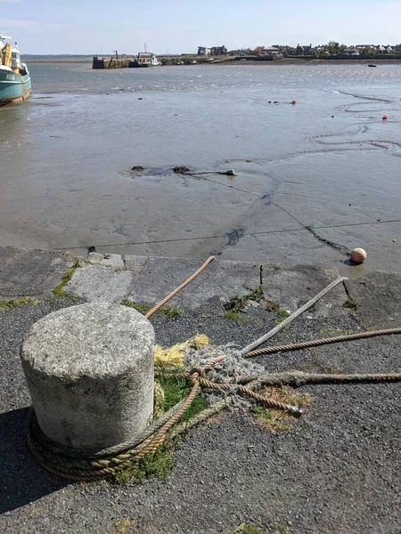 Sarmal halatlı tek bir demirleme cihazı gemiyi rıhtımda tutuyor..