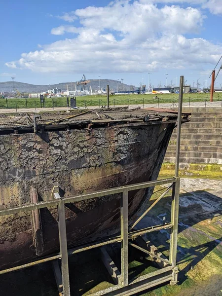 Bir gemi enkazının parçası ve SS Göçebe, dünyada kalan son Ak Yıldız Hattı gemisi. Kuzey İrlanda 'daki Titanik Müzesi yakınlarında.