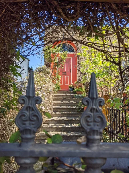 Piękny Widok Stary Dom Czerwonymi Drzwiami Kamiennymi Schodami — Zdjęcie stockowe