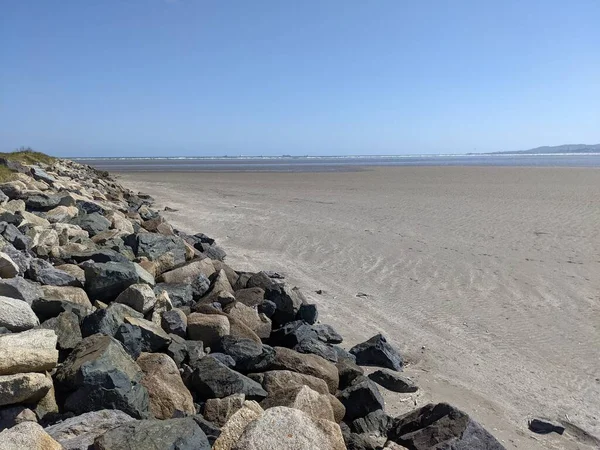 Deniz ve mavi gökyüzü manzaralı kıyı manzara