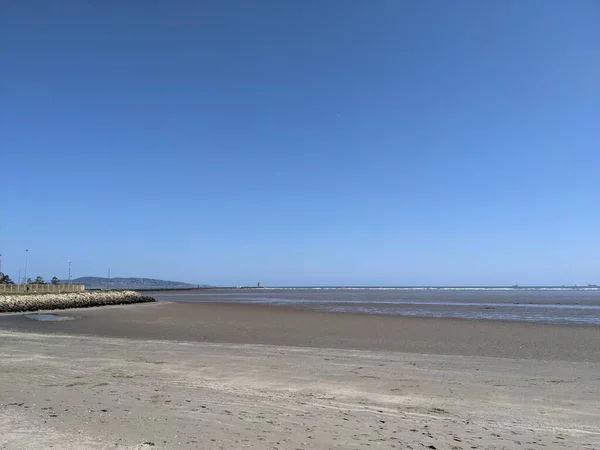 海と青空を望む海岸の風景 — ストック写真