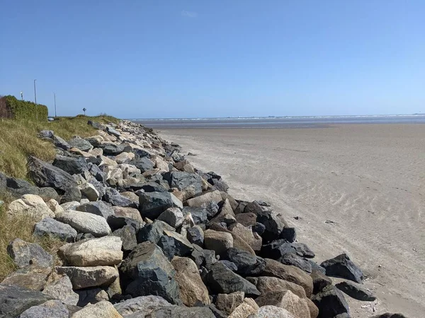 Deniz ve mavi gökyüzü manzaralı kıyı manzara