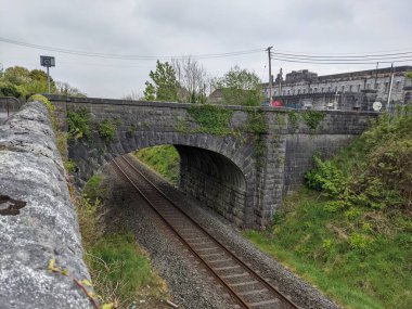 Eski demiryolu üzerinde taş tünel