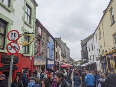 GALway, IRELAND - 30 Nisan 2022: Turistler ve yerliler.