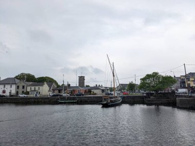 Galway Körfezi, İrlanda 'da sakin limanlara demirlemiş tekneler