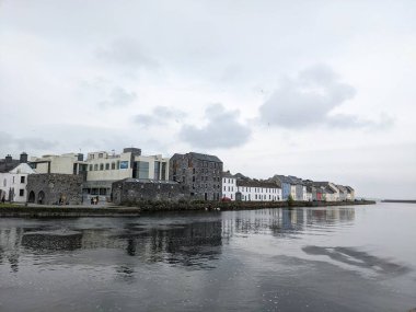Alacakaranlıkta renkli evler Ballyknow Quay, Galway, İrlanda Cumhuriyeti