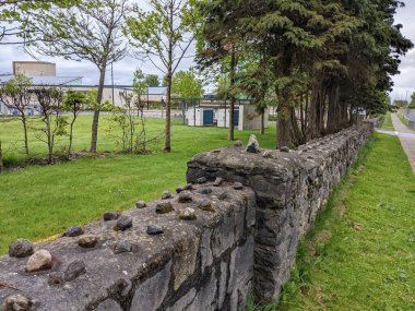 Parktaki eski taş çitler.