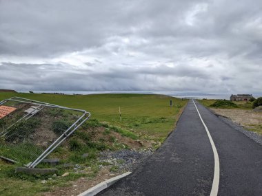 Şehrin dışındaki asfalt yolun manzarası 