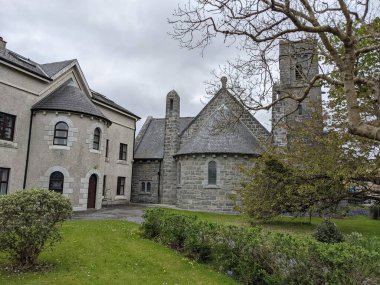 İrlanda 'daki antik binanın güzel manzarası 