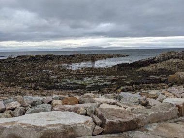 Kayalık deniz kıyısı ve gökyüzü manzarası 