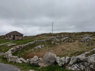 İrlanda 'da deniz kıyısındaki antik binanın kalıntıları.