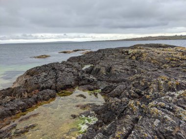 Kayalık deniz kıyısı ve gökyüzü manzarası 