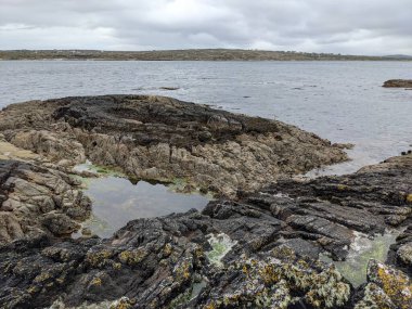 Kayalık deniz kıyısı ve gökyüzü manzarası 