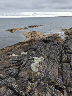 Kayalık deniz kıyısı ve gökyüzü manzarası 