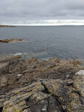 Kayalık deniz kıyısı ve gökyüzü manzarası 