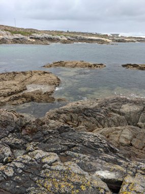 Kayalık deniz kıyısı ve gökyüzü manzarası 