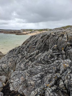 Deniz ve mavi gökyüzü manzaralı kıyı manzara