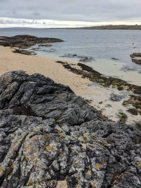 Deniz ve gökyüzü ile kayalık sahil manzarası