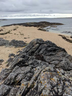 Deniz ve gökyüzü ile kayalık sahil manzarası