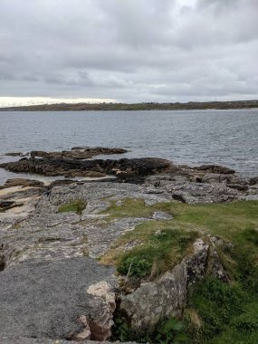 Deniz ve mavi gökyüzü manzaralı kıyı manzara