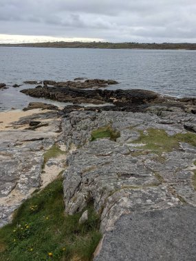 Deniz ve mavi gökyüzü manzaralı kıyı manzara