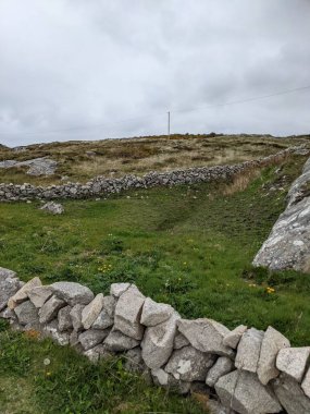İrlanda 'da deniz kıyısındaki antik binanın kalıntıları.