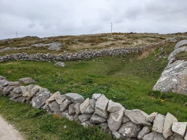 İrlanda 'da deniz kıyısındaki antik binanın kalıntıları.