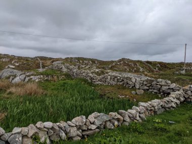 İrlanda 'da deniz kıyısındaki antik binanın kalıntıları.
