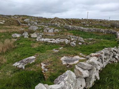 İrlanda 'da deniz kıyısındaki antik binanın kalıntıları.
