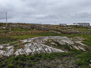 İrlanda 'da deniz kıyısındaki antik binanın kalıntıları.