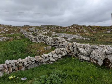 İrlanda 'da deniz kıyısındaki antik binanın kalıntıları.