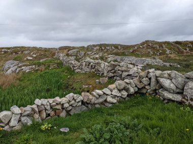 İrlanda 'da deniz kıyısındaki antik binanın kalıntıları.