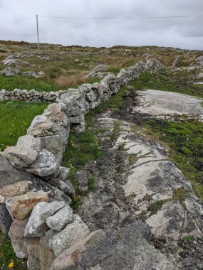 İrlanda 'da deniz kıyısındaki antik binanın kalıntıları.