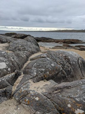 Deniz ve mavi gökyüzü manzaralı kıyı manzara