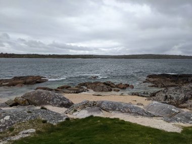 Deniz ve mavi gökyüzü manzaralı kıyı manzara