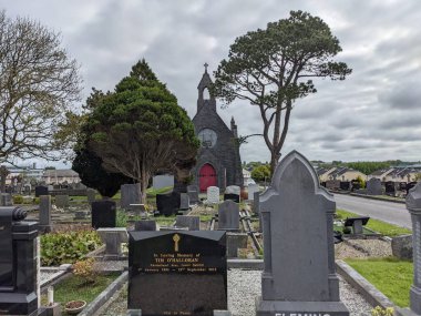 Galway 'deki Bohermore mezarlığında kireçtaşı kilisesi oyulmuş.