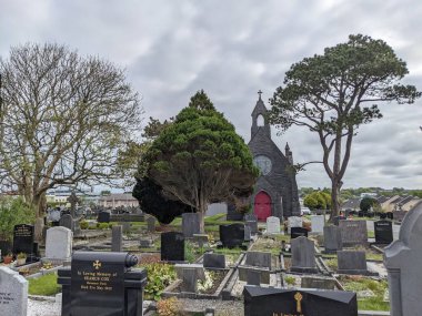 Galway 'deki Bohermore mezarlığında kireçtaşı kilisesi oyulmuş.