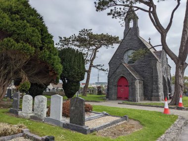 Galway 'deki Bohermore mezarlığında kireçtaşı kilisesi oyulmuş.