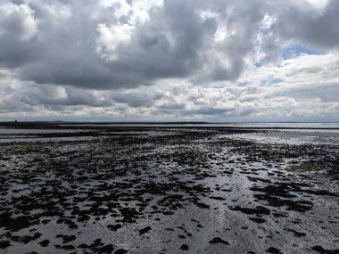 Deniz ve mavi gökyüzü manzaralı kıyı manzara