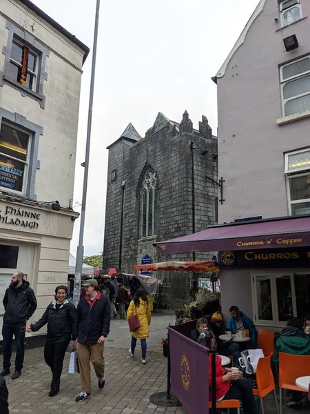Galway Ireland April 2022 Tourists Natives City Street — Stok fotoğraf
