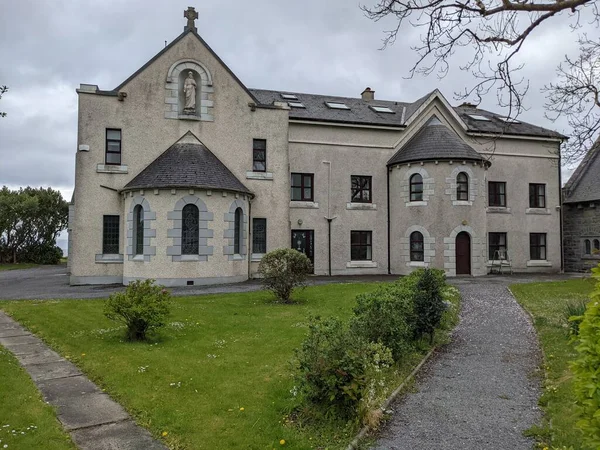 İrlanda 'daki antik binanın güzel manzarası 