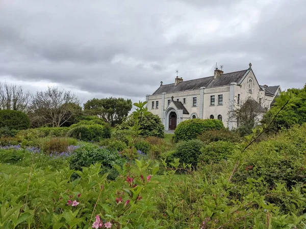 Beautiful View Ancient House Surrounded Greenery Ireland — Zdjęcie stockowe