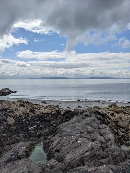 Vista Sulla Costa Rocciosa Con Mare Cielo — Foto Stock