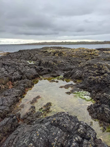 Kayalık deniz kıyısı ve gökyüzü manzarası 