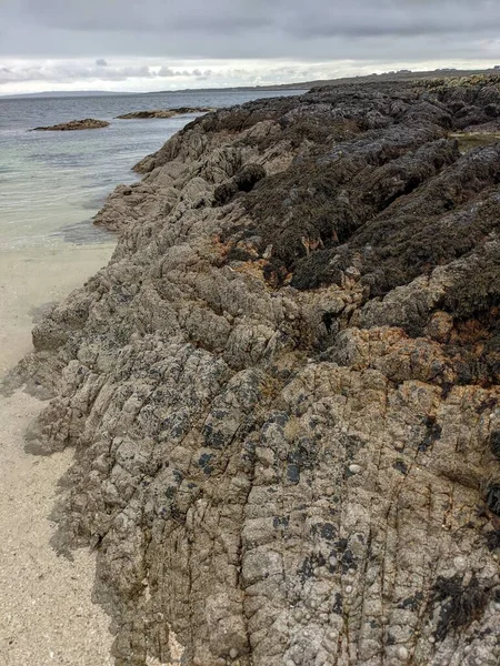 岩だらけの海と空の景色 — ストック写真