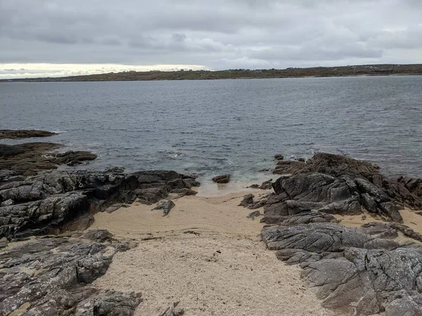 Deniz ve mavi gökyüzü manzaralı kıyı manzara