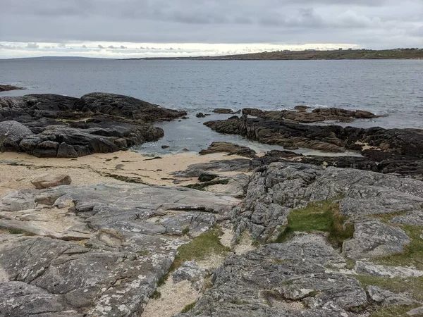 Deniz ve mavi gökyüzü manzaralı kıyı manzara