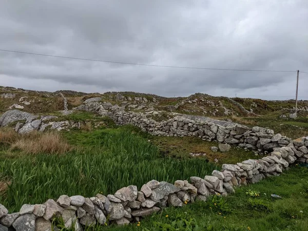 İrlanda 'da deniz kıyısındaki antik binanın kalıntıları.